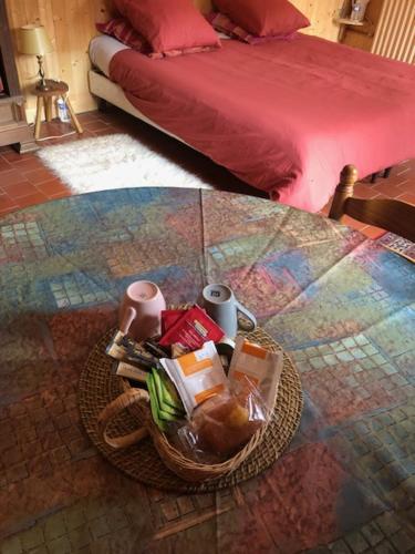 un panier de nourriture sur une table dans une chambre dans l'établissement Manoir du Val Harangt, à Mardilly