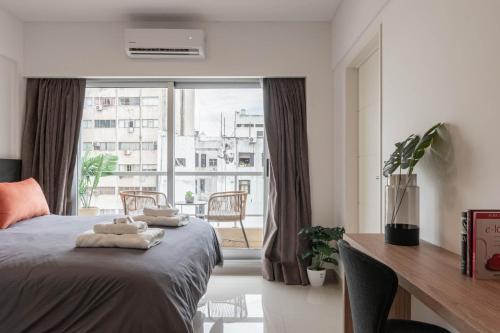 a bedroom with a bed and a large window at Fliphaus Moreno 550 'B' Loft with Pool in Plaza de Mayo in Buenos Aires