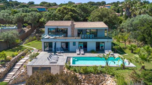 une vue aérienne d'une maison avec piscine dans l'établissement Villa de la Madrague Vue Mer à 200m de la Plage sur La Presqu' île de Giens Sea and Mountain Pleasure, à Hyères
