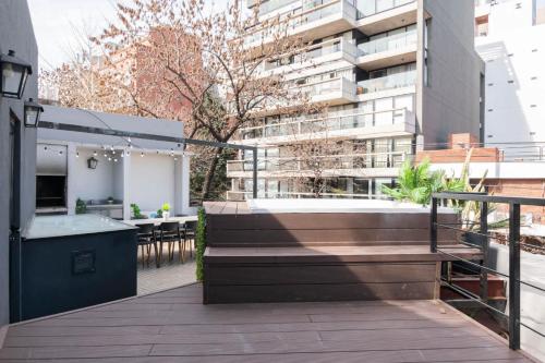 un jardin sur le toit avec un banc et une table dans l'établissement Fliphaus Villa Nicaragua 5900 - Stylish 5 Bd House Hollywood, à Buenos Aires