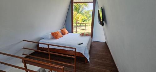a small bedroom with a bed and a window at Finca el diamante in Villavicencio