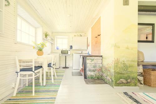 a room with a table and chairs and a kitchen at Adami Country Guesthouse in Vainupea