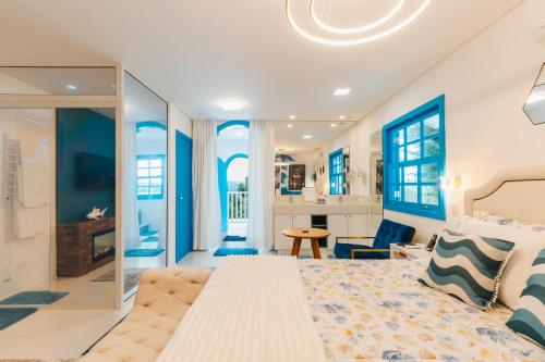 坎波斯杜若尔当vila grega hotel boutique的卧室里有一张大床，墙壁是蓝色的