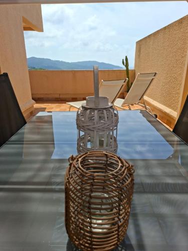 une table en verre avec un panier en osier sur une table dans l'établissement Sylvabelle Gigaro Sea Lounge 2, à La Croix-Valmer