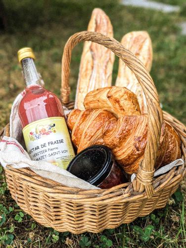 - un panier avec une bouteille de vin et du pain dans l'établissement Appartement calme style bohème chic, à Mazet-Saint-Voy