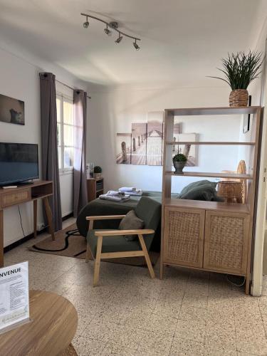 - un salon avec un miroir et un canapé dans l'établissement Studio avec balcon donnant sur les Arènes d’Arles, à Arles