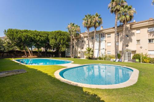 SeaBreezeHeaven - Sea View Apartment, Pool & Spacious Terrace with BBQ - 50m from Sant Pol Beach