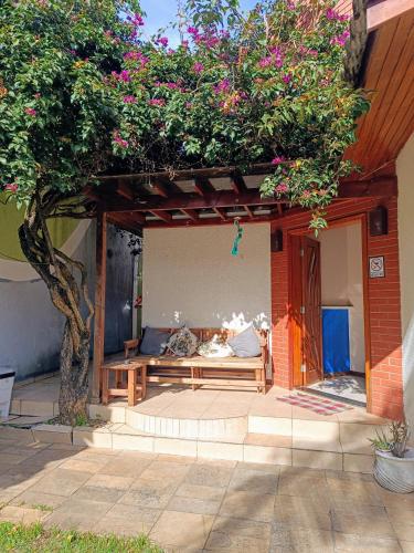 Κήπος έξω από το OPEN HOUSE VARGAS
