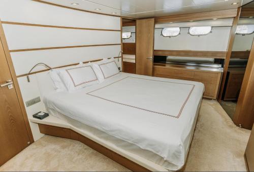Ένα ή περισσότερα κρεβάτια σε δωμάτιο στο SANLORENZO SL Deluxe Motoryacht