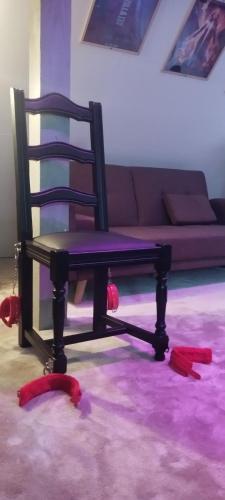 une chaise assise au milieu d'un salon dans l'établissement LoveRoom thème cinéma, à Saint-Amarin