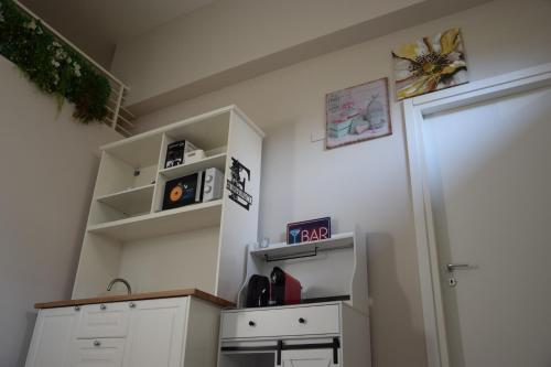 a room with a kitchen with white cabinets at Eden Borbonico in Caserta
