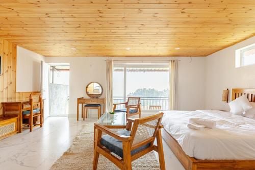 une chambre avec un lit avec un plafond en bois dans l'établissement Trim Cottage By Lehriyat Retreats, à Mussoorie