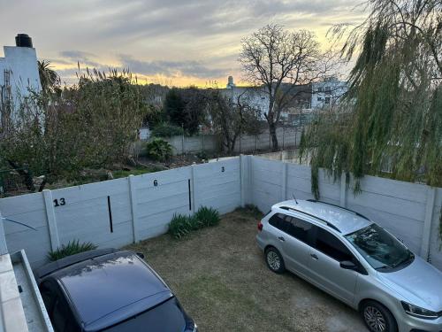 a car parked in a yard next to a fence at Duplex en alquiler in Tandil