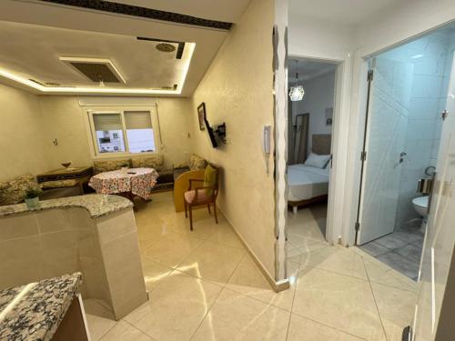 a living room with a bathroom and a bedroom at Aura Douce Appartement in Martil