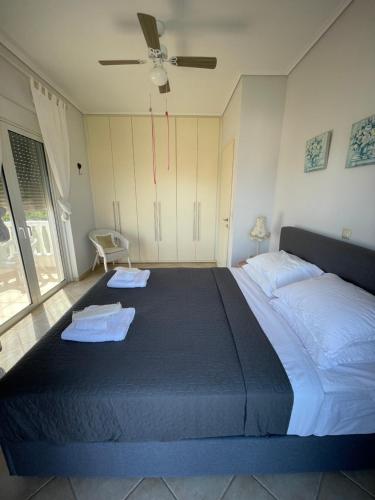 a bedroom with a large bed with two towels on it at Villa Zose' luz in Káto Ássos