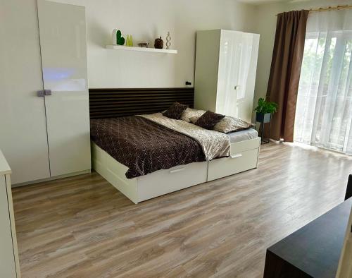 Ένα ή περισσότερα κρεβάτια σε δωμάτιο στο Gabi Apartman