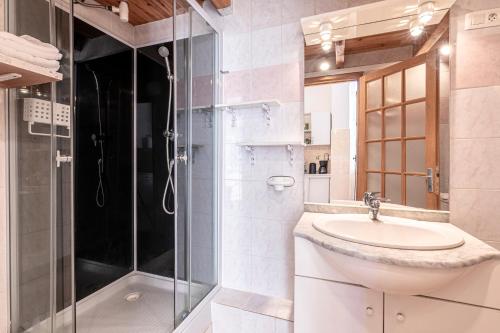 une salle de bain avec un lavabo et une douche dans l'établissement Appartement cosy - Hyper centre-ville, à Ajaccio
