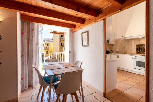 une cuisine et une salle à manger avec une table et des chaises dans l'établissement Appartement cosy - Hyper centre-ville, à Ajaccio