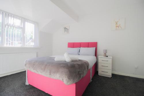 Ένα ή περισσότερα κρεβάτια σε δωμάτιο στο Private En-Suite With Free Wi-Fi & Parking in Wolverhampton