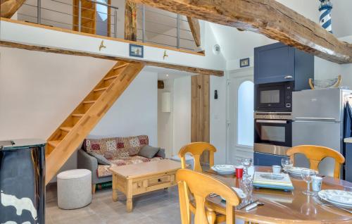 une cuisine et un salon avec une table et des chaises dans l'établissement Clos Marie-Louise, à Offranville