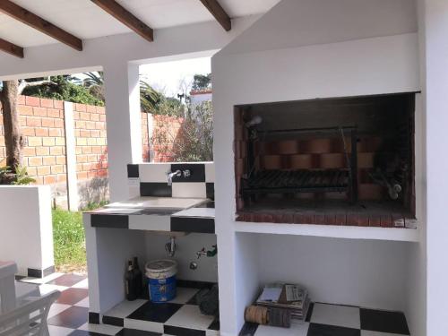 una cucina con lavandino e camino di La Rioja 4880 n1 a La Lucila del Mar