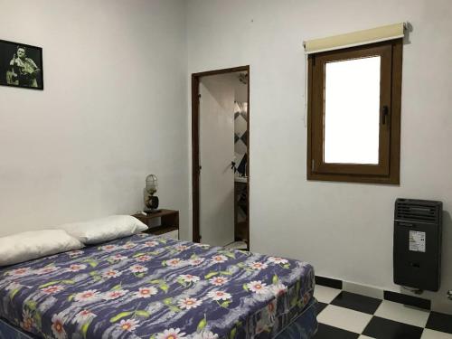 una camera da letto con un letto e una finestra di La Rioja 4880 n1 a La Lucila del Mar