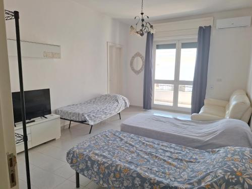 a hotel room with two beds and a television at Appartement dans le centre historique in Alliste