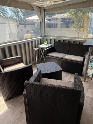 Photo de la galerie de l'établissement Mobilhome tout confort avec terrasse, à Saint-Vivien
