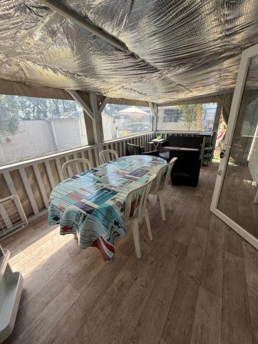 Photo de la galerie de l'établissement Mobilhome tout confort avec terrasse, à Saint-Vivien