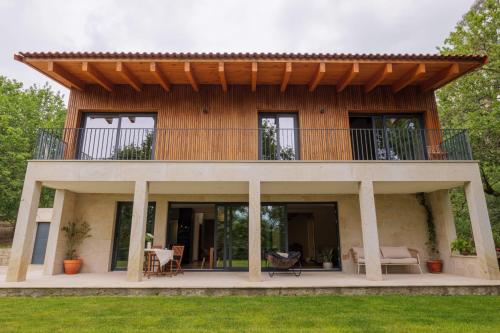 una casa con un balcone in cima di Quinta da Fenteira - Casa Lima a São Jorge
