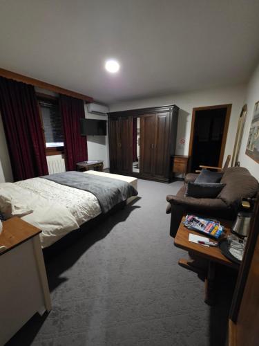 a hotel room with a bed and a couch at Zuta kuca in Svilajnac