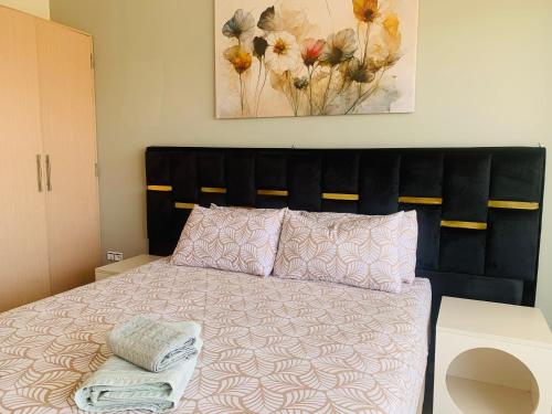 a bedroom with a bed with a black headboard at Élégance et Sérénité Vue Mer Panoramique et Piscine Privée in Agadir