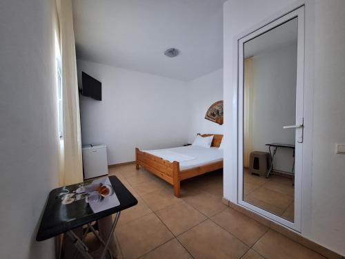 a small room with a bed and a mirror at Casa Nicolas in Costinesti