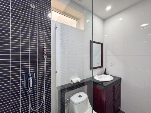 Bilik mandi di My Key Premier Palace Private Villa