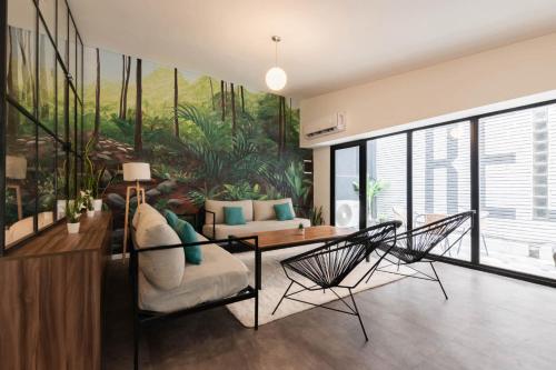 - un salon avec une table, un canapé et une table dans l'établissement Fliphaus Ravignani 2200 - Vintage Villa Palermo Hollywood, à Buenos Aires