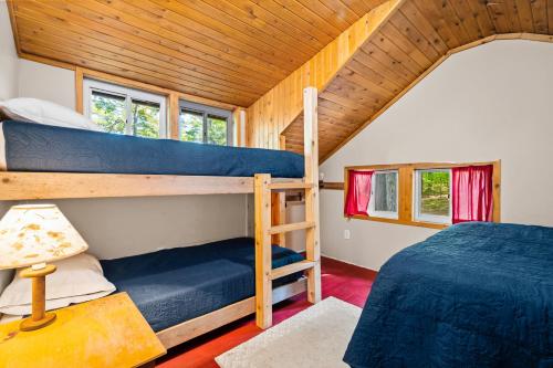 a bedroom with bunk beds in a cabin at "Cabin Fever" on Arbutus Lake in Traverse City
