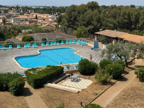 Oasis 34 في بالاروك ليه بان: منظر علوي لحمام سباحة مزود بكراسي ومظلات
