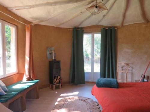 Ένα ή περισσότερα κρεβάτια σε δωμάτιο στο Camping éco-touristique et tiers-lieu apprenant - KERBOUZIER