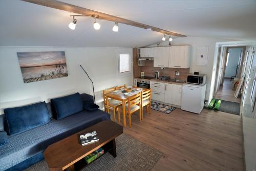 un salon avec un canapé et une table et une cuisine dans l'établissement Chata Efatha- holiday home in Liptov, à Svätý Kríž