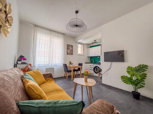 una sala de estar con un sofá y una mesa en Le Gresset Entre Calme Et Centre D'Amiens, en Amiens