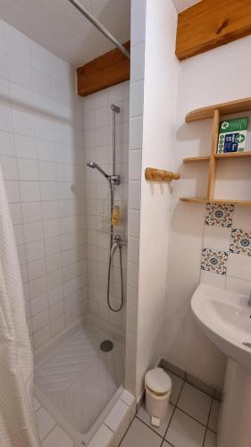 Ein Badezimmer in der Unterkunft La Babaute 2 Studios 2-4 pers, Calme et nature, balcon et parkings