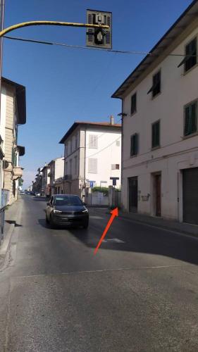 a car driving down a street with a red arrow at Accogliente appartamento Fucecchio in Fucecchio