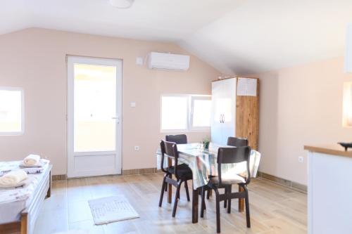 a kitchen and dining room with a table and chairs at Vila Misljenovic, u centru Sokobanje, na pesackoj zoni in Soko Banja