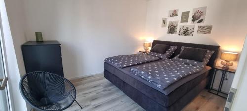 a small bedroom with a bed and a fan at Apartment am Mühlenteich in Weyhausen