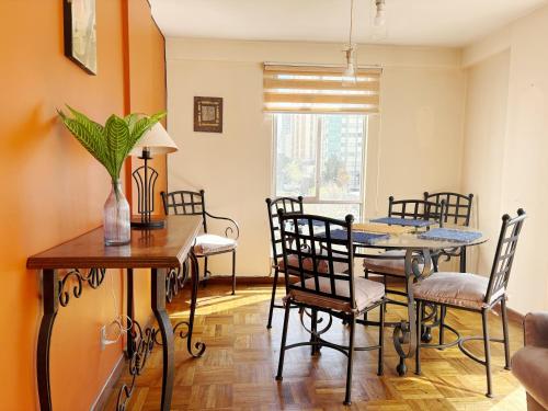 a dining room with a table and chairs at Departamento soleado y acogedor en el mejor barrio de la ciudad in La Paz