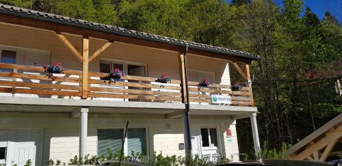 Ein Balkon oder eine Terrasse in der Unterkunft La Babaute 2 Studios 2-4 pers, Calme et nature, balcon et parkings