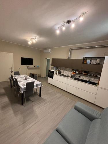 Una sala de estar con una mesa y una cocina. en Casa Palace, en Certaldo