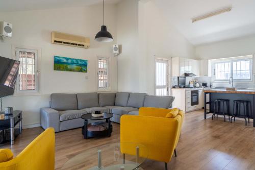 Beachside 2BR Villa with Garden & BBQ in Pervolia