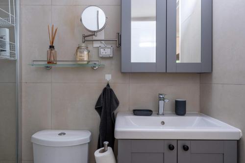 Koupelna v ubytování Beachside 2BR Villa with Garden & BBQ in Pervolia