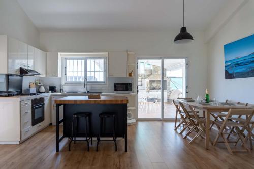 Foto Beachside 2BR Villa with Garden & BBQ in Pervolia 4